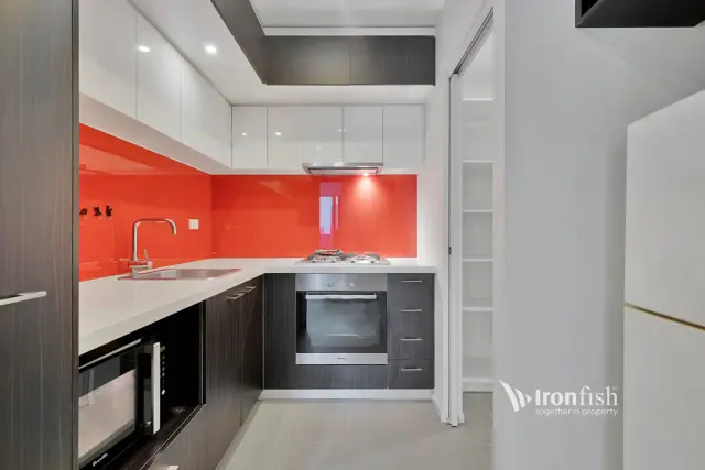 8 Sutherland Street, Melbourne 2