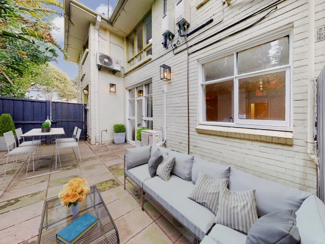 2/15 Illawarra Road, Hawthorn 1