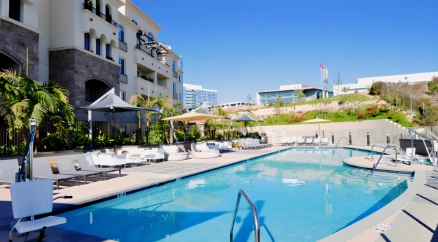360 LUXURY APARTMENTS - chỗ ở sinh viên tại Thánh Điền - Bể bơi