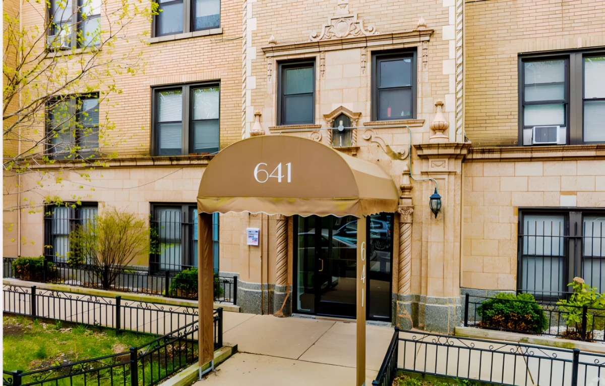 641 W Aldine Ave 0