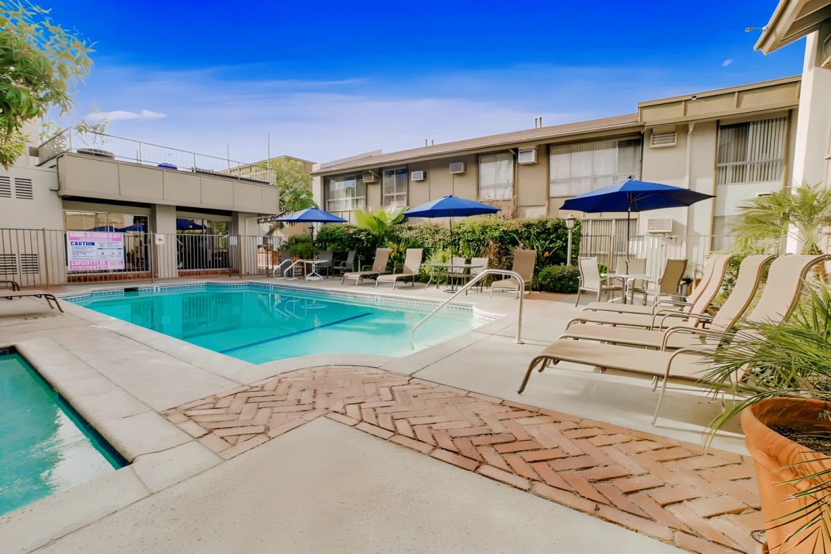 5830 Reseda Boulevard 0