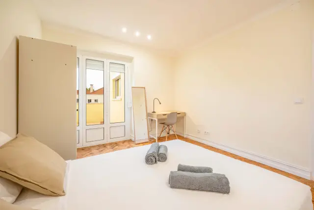 Rua Jose Duro 26, 3ºD - 1700-272 Lisbon, PortugalPT-17-150-001 2