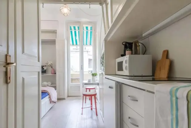 Lovely Studio for 2 w/Balcony near Duomo 3