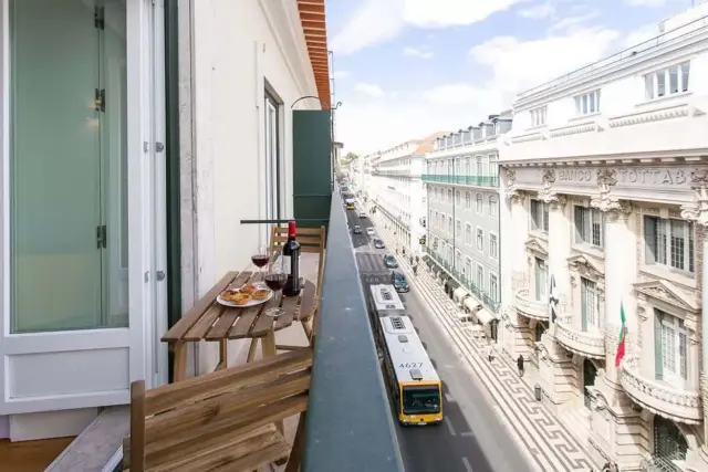 Sunny 1-bed flat w/terrace&sea view in Baixa, 3mins to Arco da Rua Augusta 4