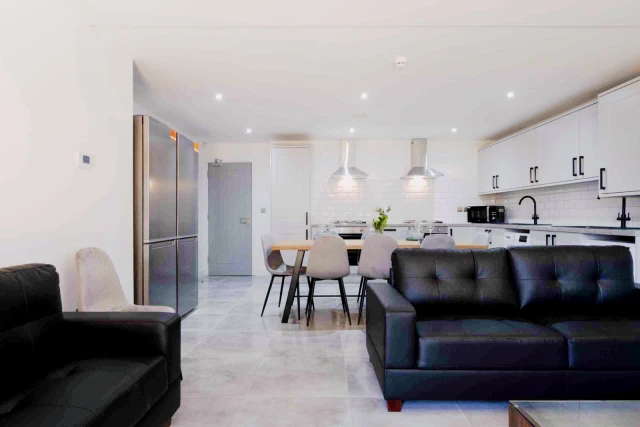 8 High Street, LN5 &#8211; Reindeer House 2