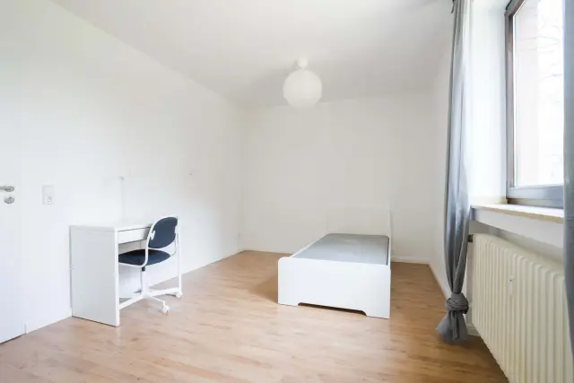 Koelner Landstrasse 352- 1. OG re (Gigacube) 1