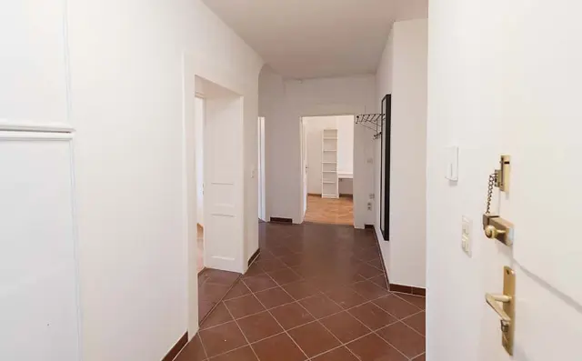 Kapuzinerstrasse 35DE-02-040M 4