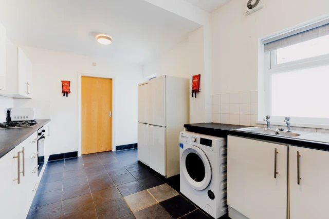 Room 3 , Cranbrook Avenue, HU6 7SP 2