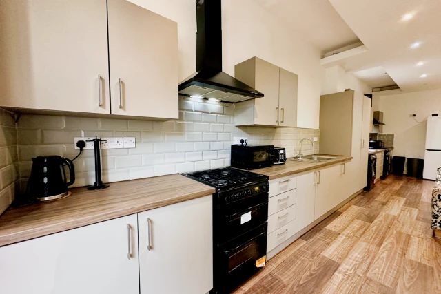 Room 6, St James Road, LE2 1HQ 3