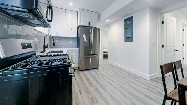 1426 1/2 W 38th St 4