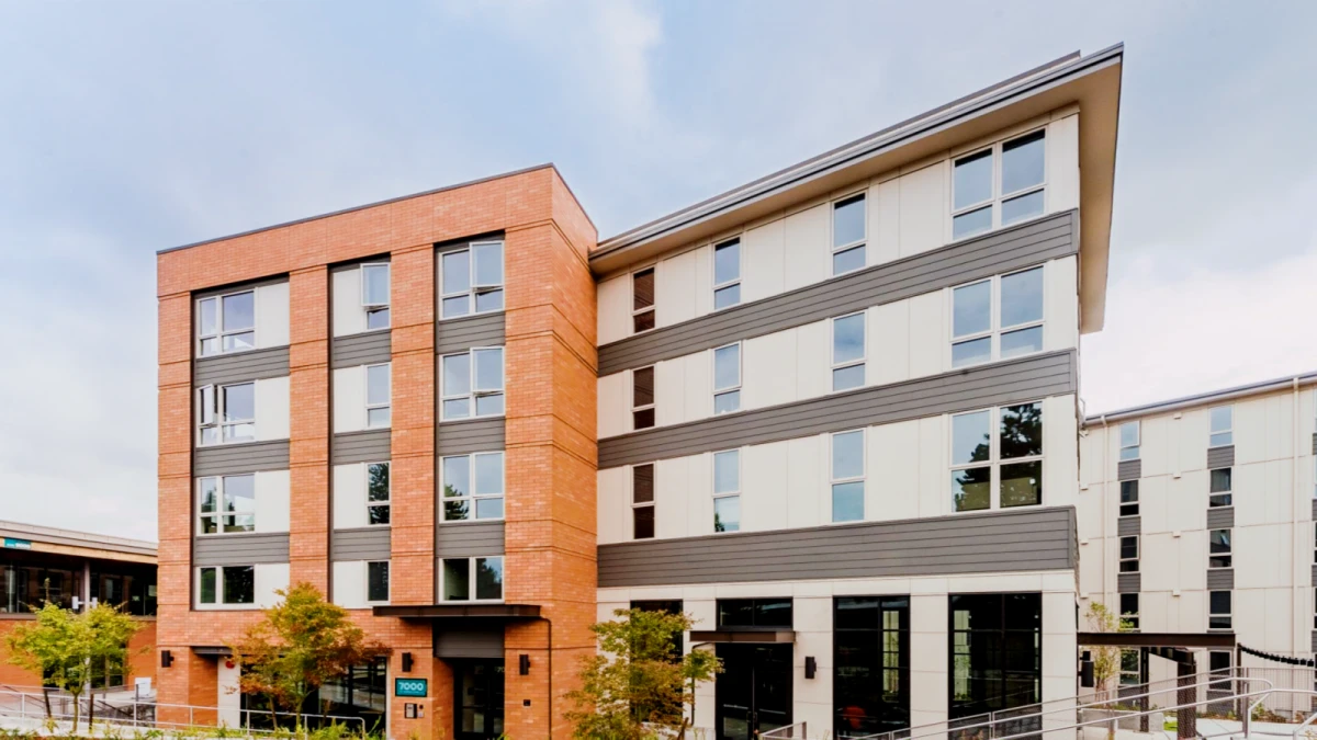 7000 Campus Living Apartments - ที่พักนักศึกษาในชายฝั่ง