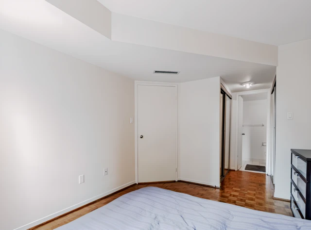 1012 - 1001 Bay St 4