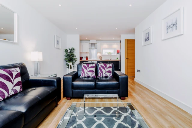 apartment near Wey View Court, Walnut Tree Close 3