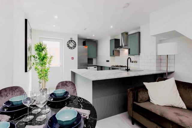 119 Strathcona Avenue, L15 1