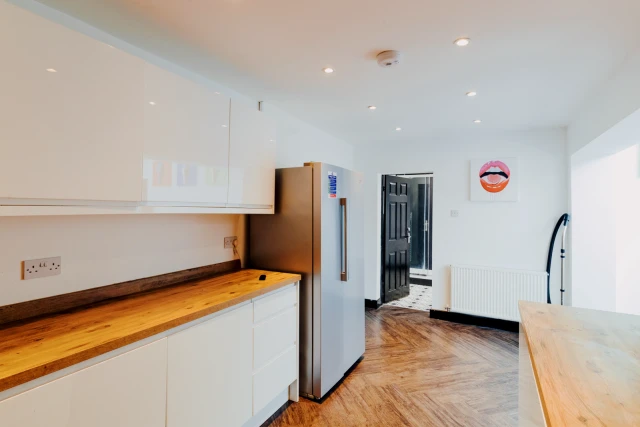 Holywell Drive, LE11 3JX 4