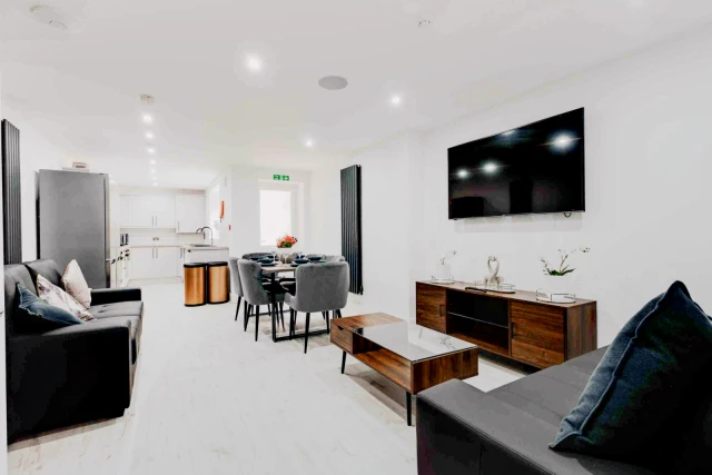 15 Halsbury road, L6 1