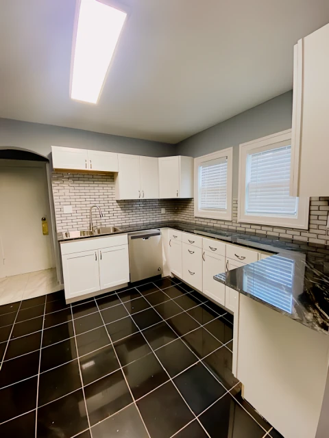 2413 E Genesee St 2