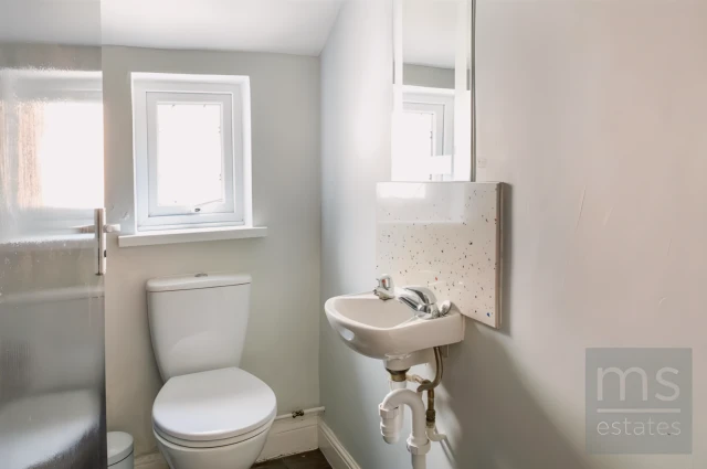 Room 4, Kimbolton Avenue, NG7 1PT 1