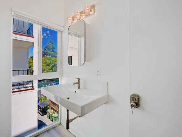 1280 West 37th Place - Los Angeles student accommodation - 5 Bed 4 Bath