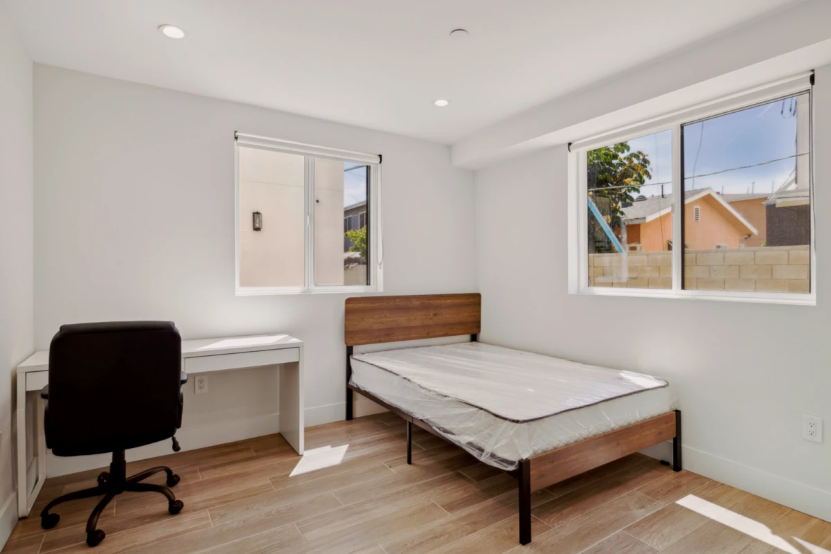1332 W 35th Pl 0