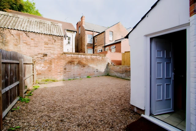Room 6, 36 Derby Grove, NG7 1PF 4