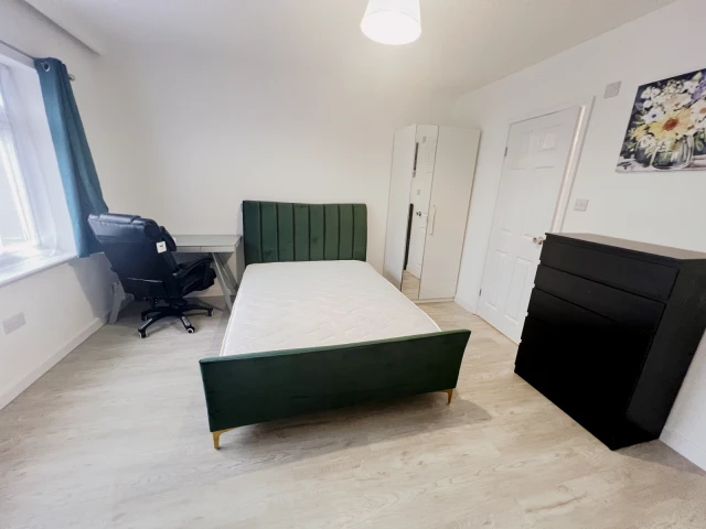 95 De Montfort Way 4