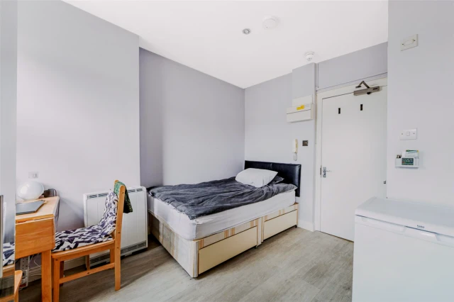 Warwick Road, London 3