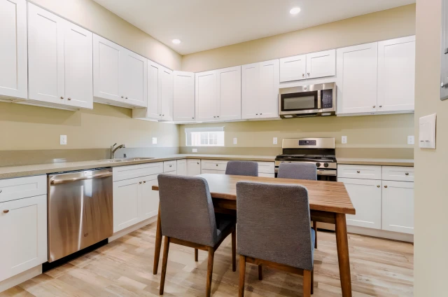 1236 W 37th Pl - Los Angeles student accommodation - 5 Beds 4 Baths