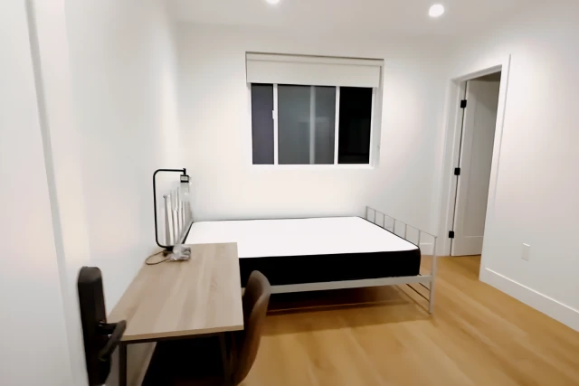 1353 1/2 W 37th St 4