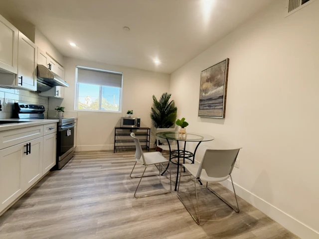 1426 1/2 W 35th St 3