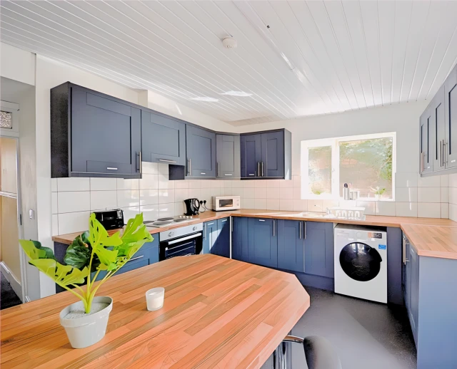 33 Clonmore Road 3