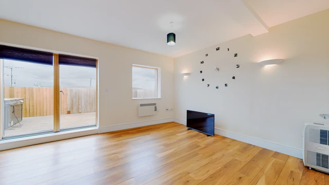 Chingford Mount Road 13481# 2