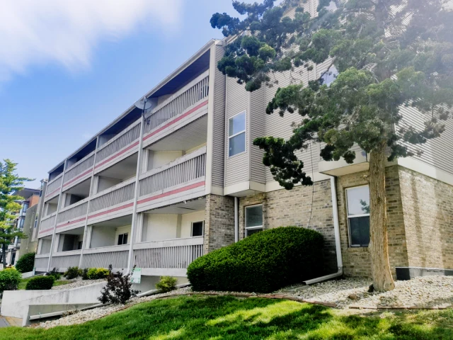 48 E John, Champaign, IL 61820 4