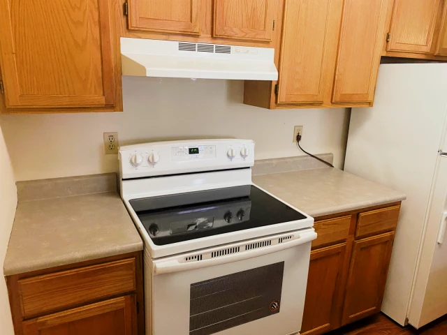604 1/2 W Elm St 4