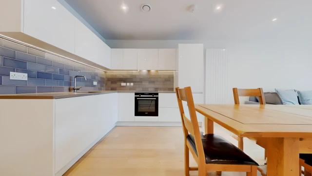 Royal Crest Avenue 14600# 4