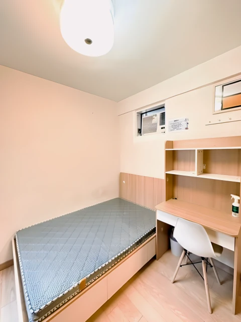 Another one-bedroom shared apartment (five-person room with private bathroom)