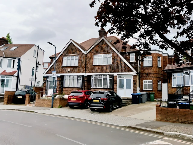 Cairnfield Avenue 15589# 1
