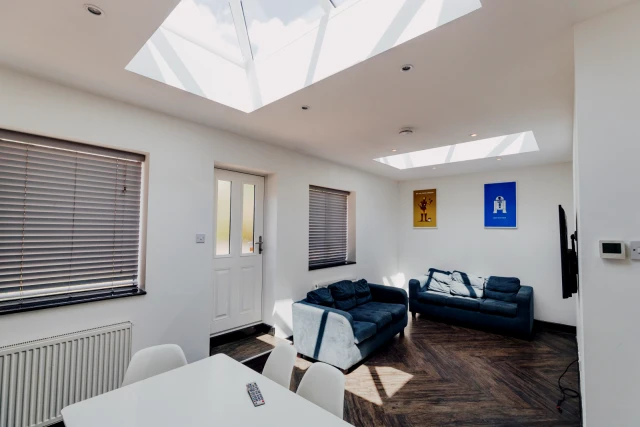 Holywell Drive, LE11 3JX 2