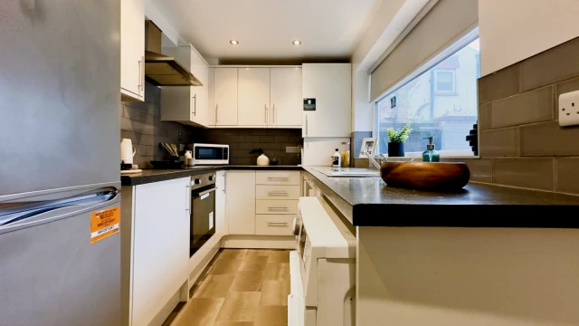 25 , Romeny Street, M6 6DG 4