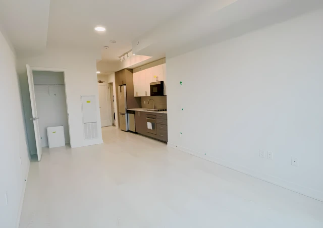 609 - 415 Main Street West 3