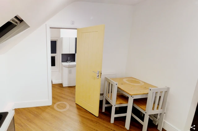 Flat 5, Marlborough Avenue (L), HU5 3JS 2