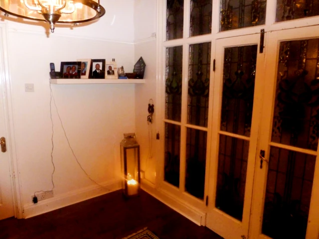 Comfy double bedroom in Harrow - Bedroom 1 2