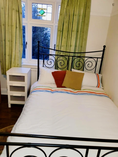 Comfy double bedroom in Harrow - Bedroom 1