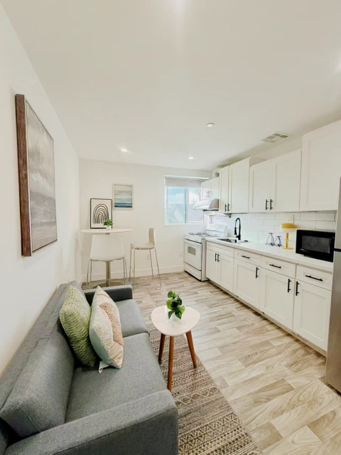 1426 1/2 W 35th St 3