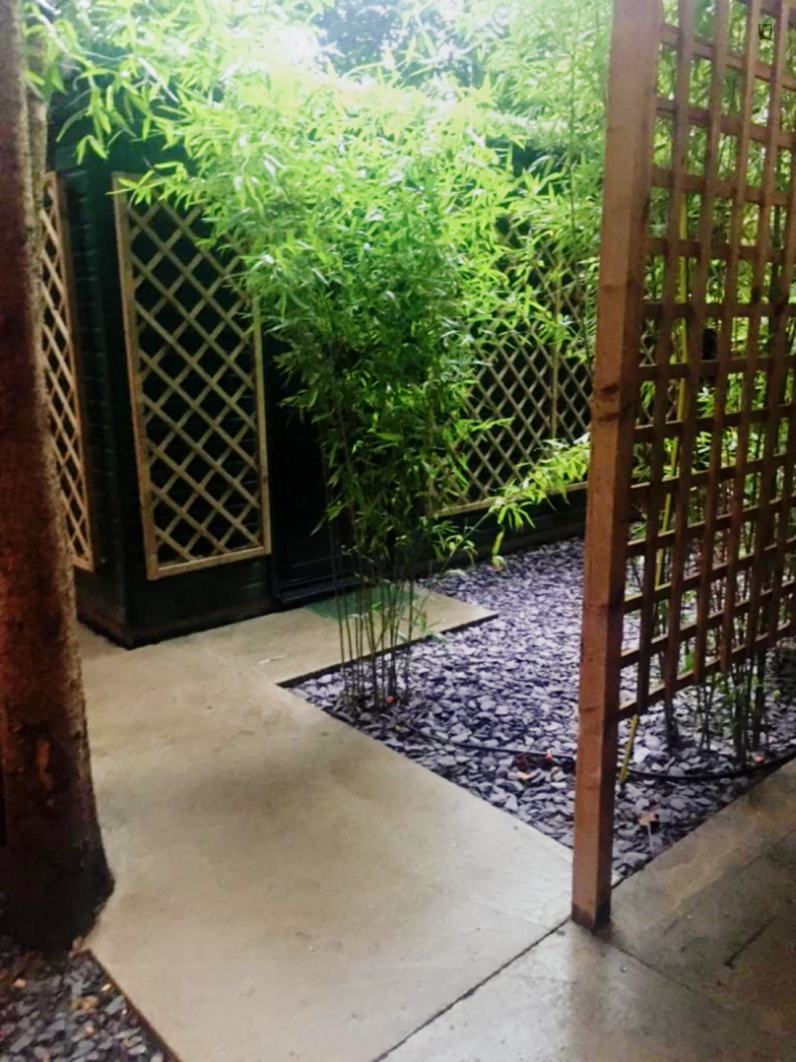 Comfy studio near the Kilburn tube 0