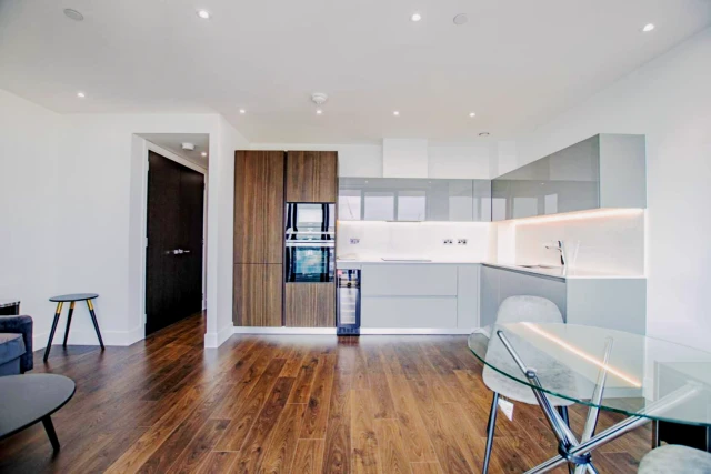 UM-Goodman's Field One Bed Apartment 4 3