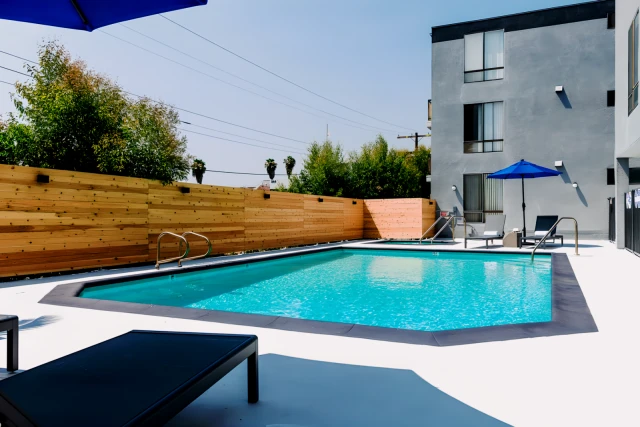 Kingsley Tower Apartments - Los Angeles student accommodation - Swimming pool