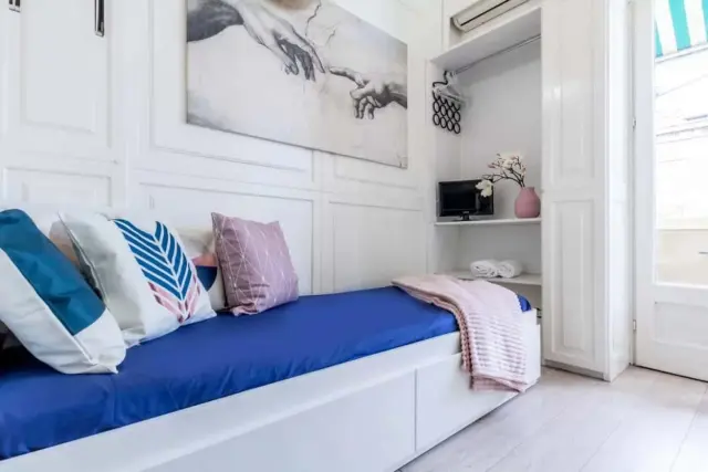 Lovely Studio for 2 w/Balcony near Duomo 2