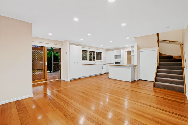 17 Glen Road, Mitcham 1