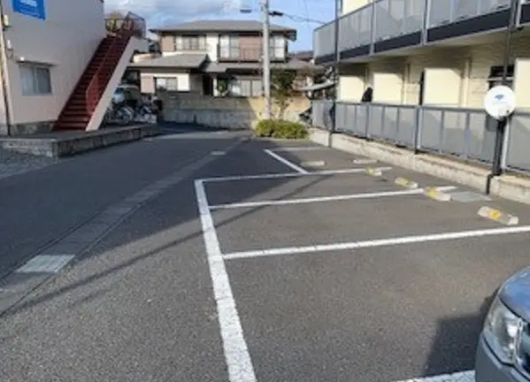 レオパレスしろがね 303号室 1